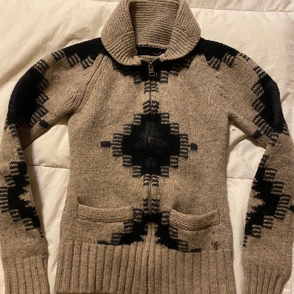 Aritizia Sweater - Picture 1 of 10